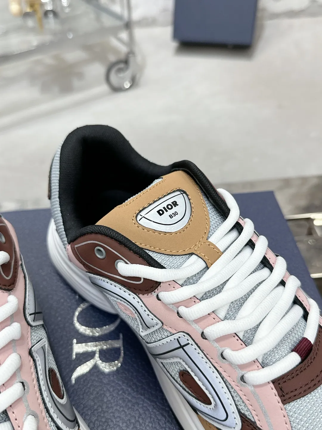 Men's men's shoes 💰600❤️❤️❤️High version Dior Dior's latest color matching B30 series reflective dad sneakers original 17380💰 purchased for development and production Brand new B30 sneakers Dad Shoes style shoes that follow the trend of the retro market The Dior logo on the tongue also indicates that this pair of shoes is the B30 model! B30 uses fine-textured leather and mesh cloth materials to form a shoe body. There are conspicuous letters CD on both sides of the shoe body to indicate identity. Many lines on the shoe body outline details to make the shoes look less monotonous and full of retro flavor. The delivery counter is exquisitely packaged🛍📦 ▪️Fabric: Original customized technical fabric + mesh ▪️Inner lining: Customized breathable lining ▪️Outsole: Original molded IP foam + TPU outsole ▪️Sole thickness: 3.5CM ▪️Size: Women’s size 35-40 / Men’s size 39-46